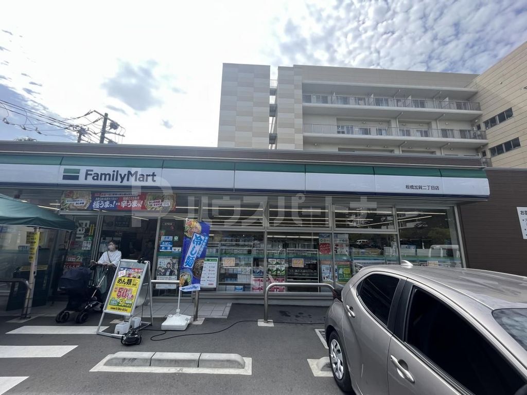 コンビニ　ファミリーマート板橋加賀二丁目店（コンビニ）まで100m