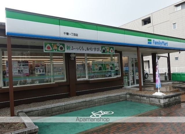 コンビニ　ファミリーマート（コンビニ）まで339m