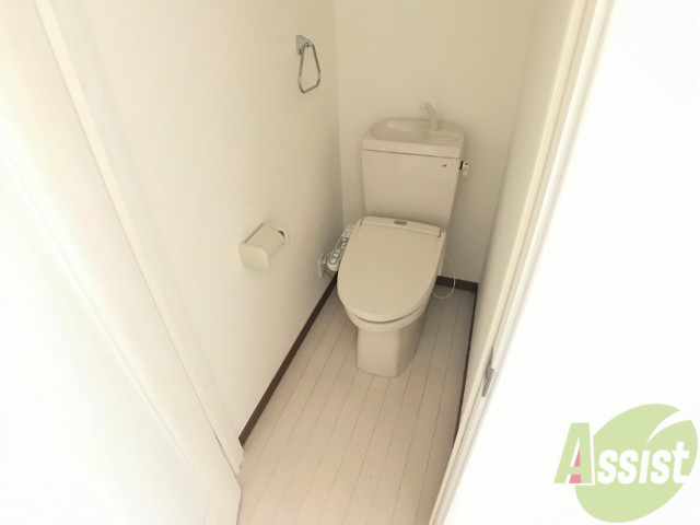 トイレ　トイレはウォシュレット機能付きです。安心して使用できますね