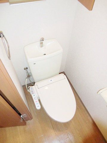 トイレ　温水洗浄便座・上部鏡付き収納