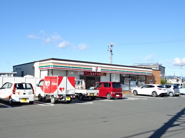 コンビニ　セブンイレブン（コンビニ）まで734m