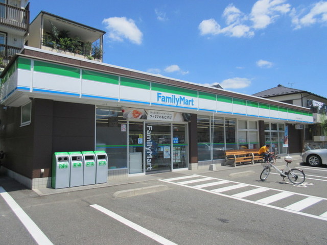 コンビニ　ファミリーマートさいたま大戸四丁目店（コンビニ）まで805m