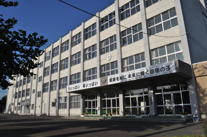 小学校　札幌市立苗穂小学校（小学校）まで300m