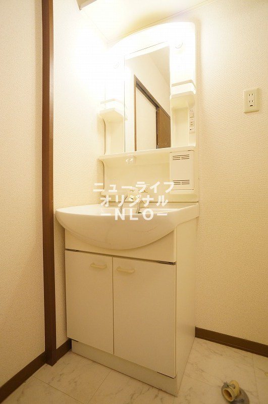 洗面設備　シャワー付き洗面台で朝の支度も楽にできます☆