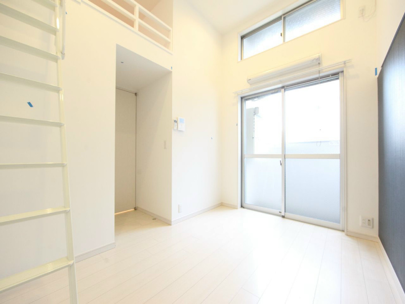 バルコニー　洋室5.7帖　ロフト5.6帖（収納でもお部屋でも使えます）