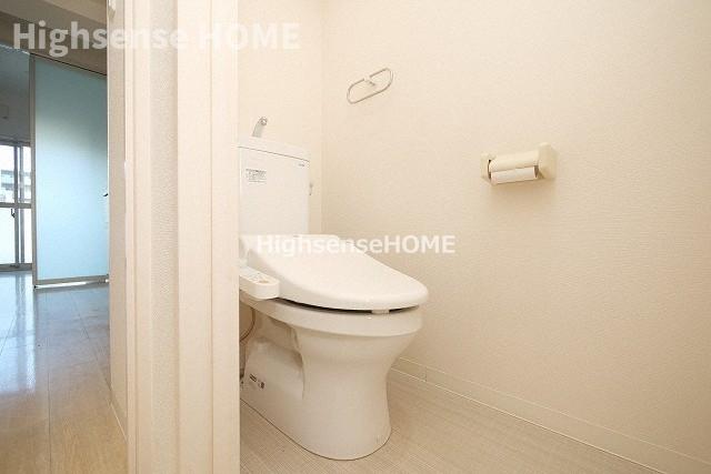トイレ　落ち着いた色調のトイレです