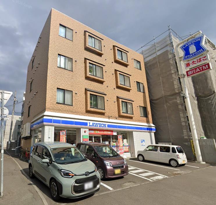 コンビニ　ローソン札幌南10条店（コンビニ）まで374m
