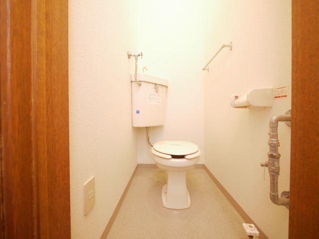 地下鉄東西線 西１８丁目駅 徒歩10分 3階建 築30年のトイレ写真
