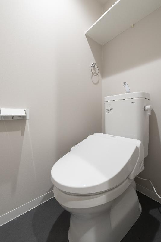 トイレ　温水洗浄便座付きのトイレです♪