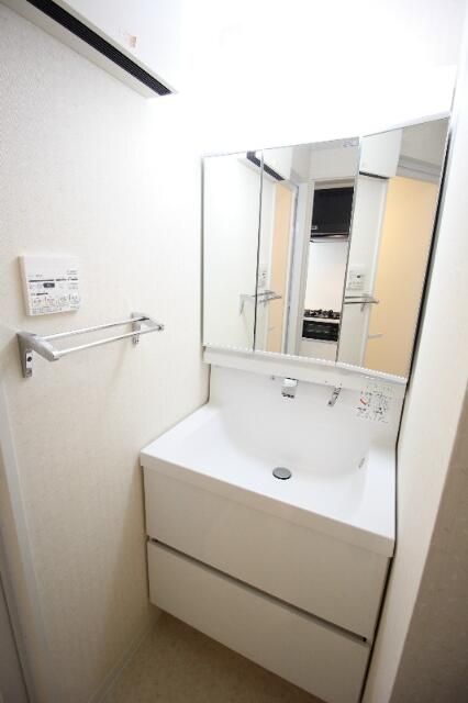 洗面設備　ゆったりとスペースのある洗面所