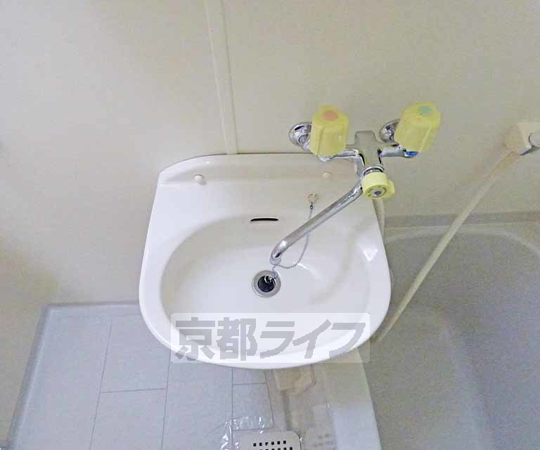 洗面設備　綺麗な洗面台です。