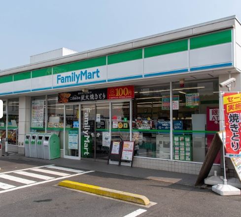 コンビニ　ファミリーマート（コンビニ）まで122m