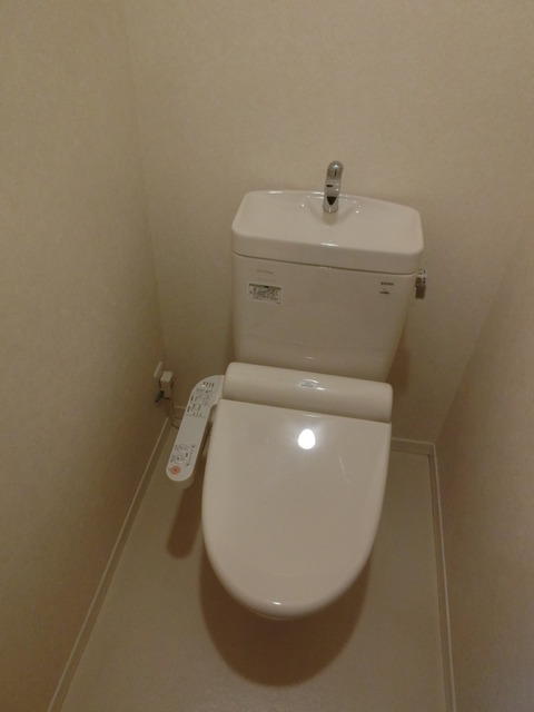 トイレ　シャワートイレも標準装備のトイレです。