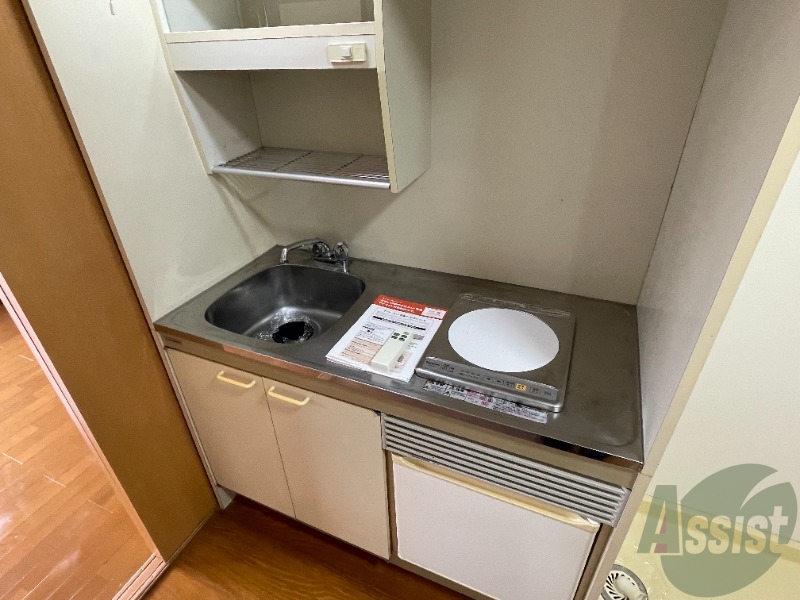 キッチン　ＩＨの一口コンロも設置済みで手軽にお料理ができますね