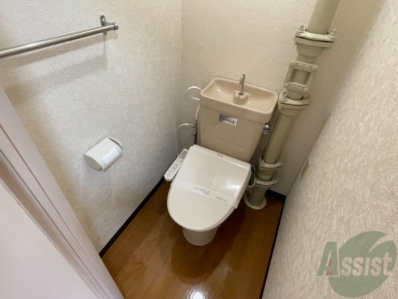 トイレ　トイレにはちゃんとウォシュレットも備え付けですね