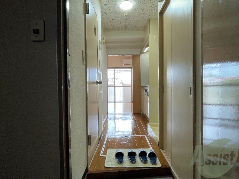 玄関　玄関を入ると正面が居室、左がトイレで右がお風呂です