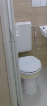 トイレ　浴室と同室でお掃除がしやすいです。