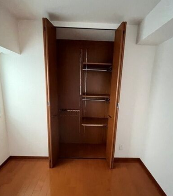 収納　ローレルコートデュオ西本町　ウォークインクローゼット