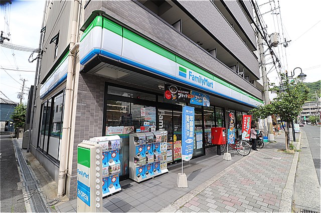 コンビニ　ファミリーマート大東野崎店（コンビニ）まで593m