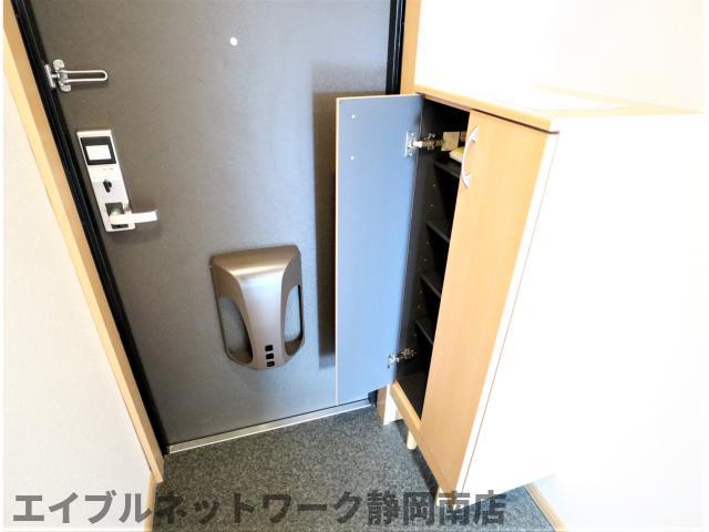玄関　収納もある玄関です