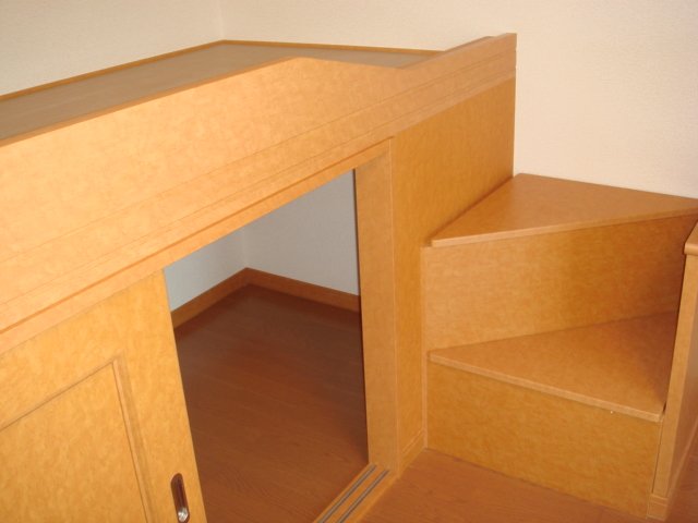 収納　ベッド下、階段にも収納できます