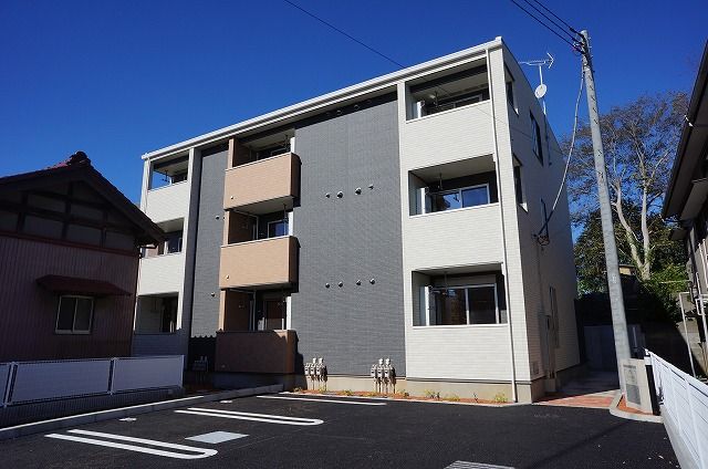 八千代市萱田町のアパートの建物外観