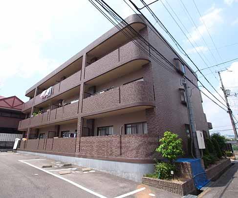 八幡市男山吉井のマンションの建物外観