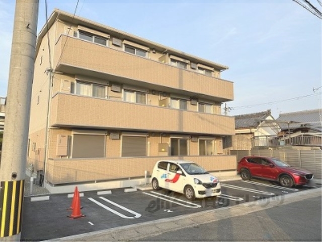 京都市伏見区横大路草津町のアパートの建物外観