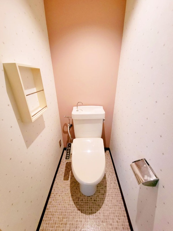 トイレ　温水洗浄便座は残置物ですが付いています