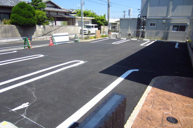 【阪南市下出のアパートの駐車場】