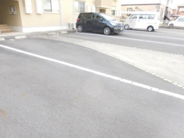 【焼津市西小川のアパートの駐車場】