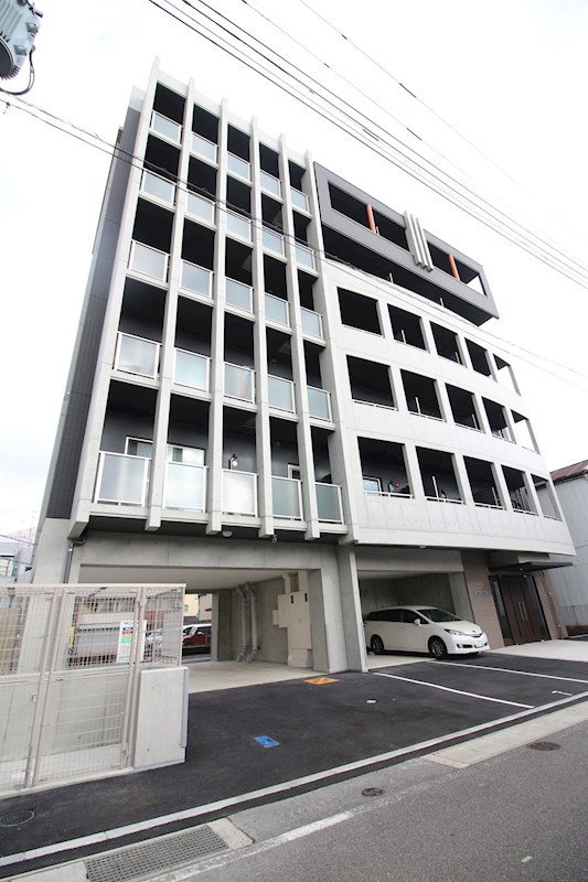 【北九州市若松区本町のマンションの建物外観】