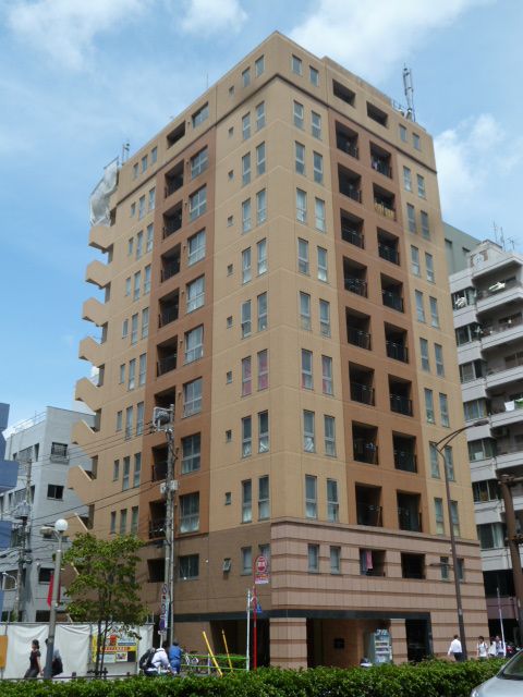 港区三田のマンションの建物外観