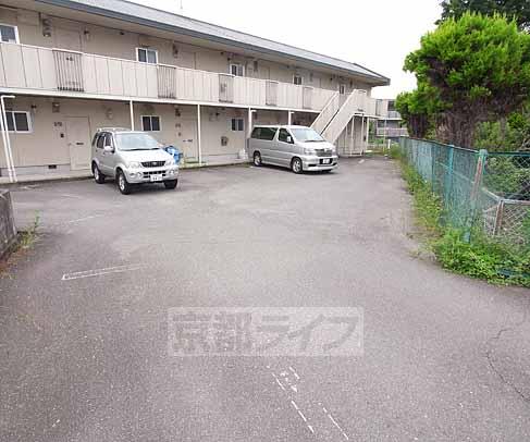 【宇治市広野町のアパートの駐車場】