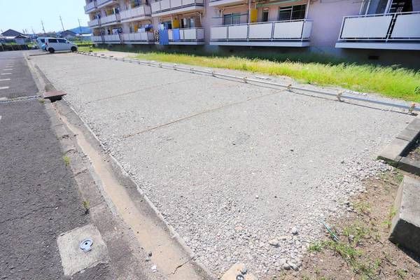 【紀の川市桃山町最上のマンションの駐車場】