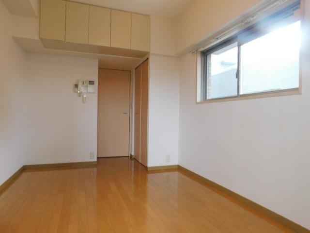 居室・リビング　フローリング貼りの室内です