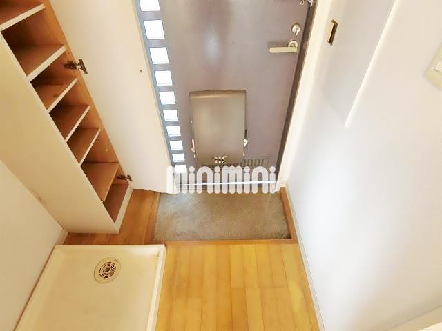 玄関　下駄箱があり靴をスッキリ収納できますね。