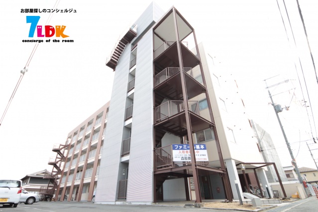 ファミール葛本の建物外観