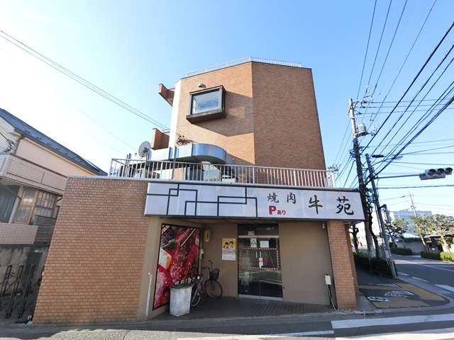 建物外観　ドラッグストア、スーパー、公園など周辺施設も充実♪