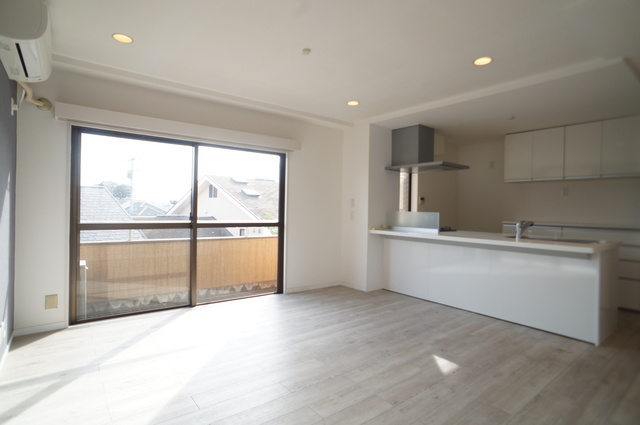 居室・リビング　広いリビングはゆったりくつろげる憩いの空間です♪