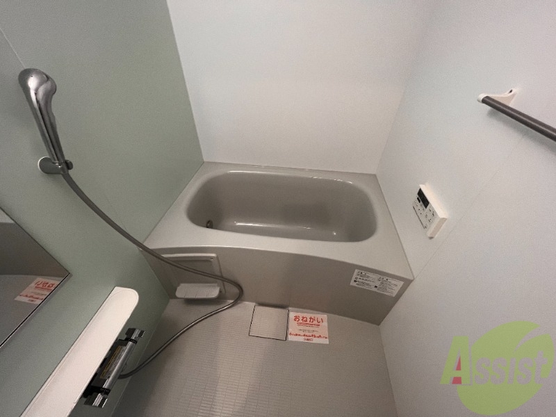 バス・シャワールーム　浴室は追い炊き機能、浴室乾燥機付きです。便利ですね。