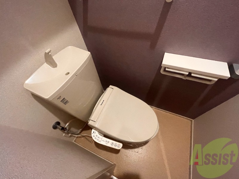 トイレ　トイレはウォシュレット付きですね。シャワートイレは便利ですね