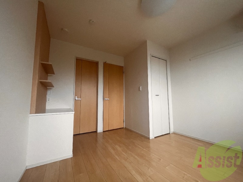 その他部屋・スペース　洋室は６．２帖です。ダブルベッドも置けるくらい広々してますね