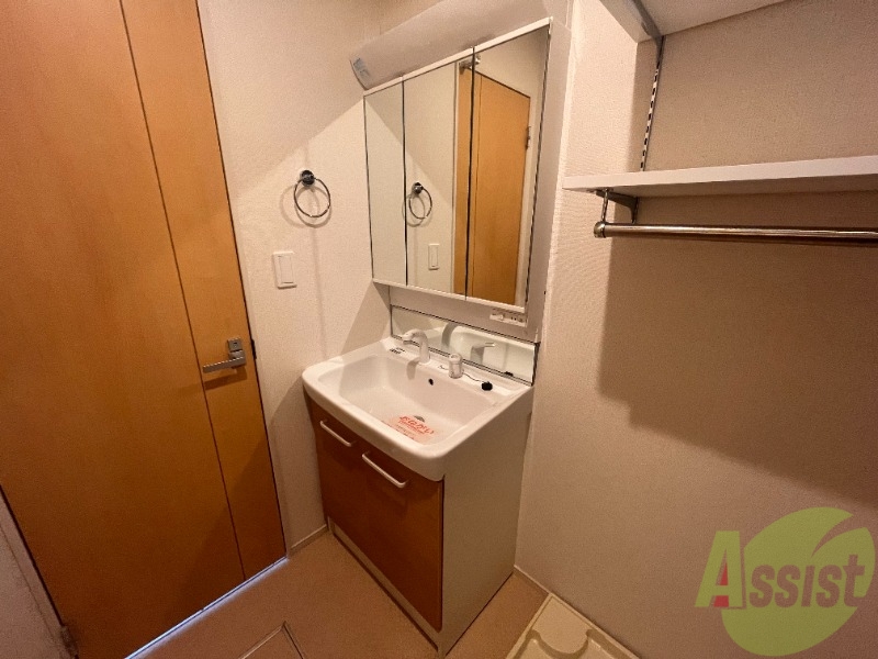 洗面設備　洗面台は独立洗面台です。毎日の身支度が楽しくなりますね。