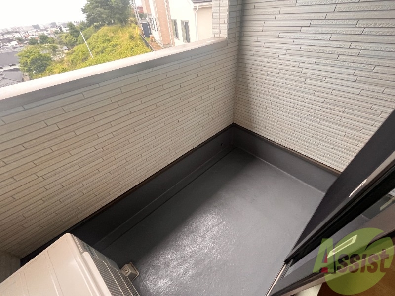 バルコニー　バルコニーは長さも幅も丁度いい広さですね。