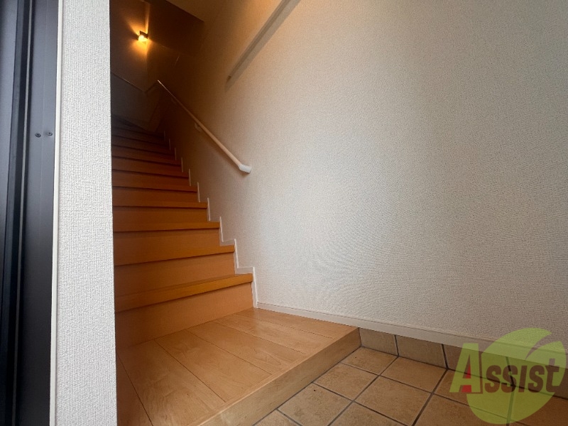 玄関　玄関から撮影しました。階段には手すりもありますね。