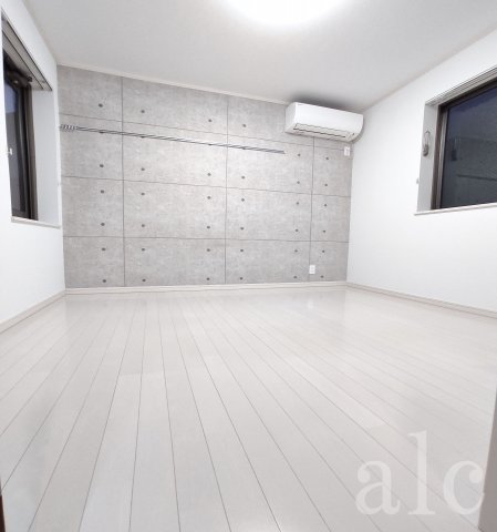 居室・リビング　清潔感のある室内・アクセントクロス・角部屋