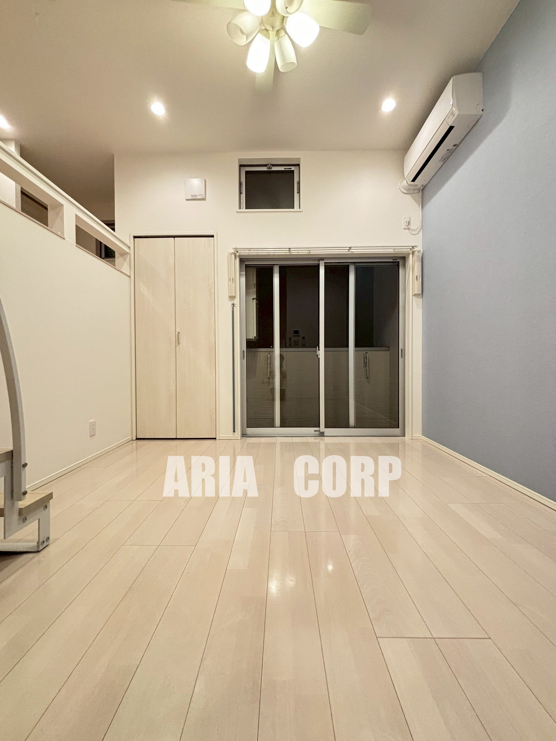 居室・リビング　天井高のある開放的な空間！角部屋で窓も多く明るいお部屋です