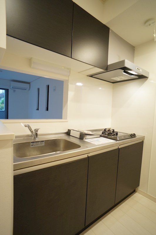 キッチン　効率的に家事が進むシステムキッチン。収納も豊富で調理スペース