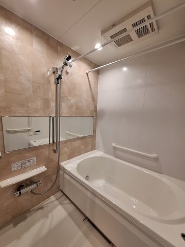 バス・シャワールーム　栓を閉めればボタン一つでオートバス